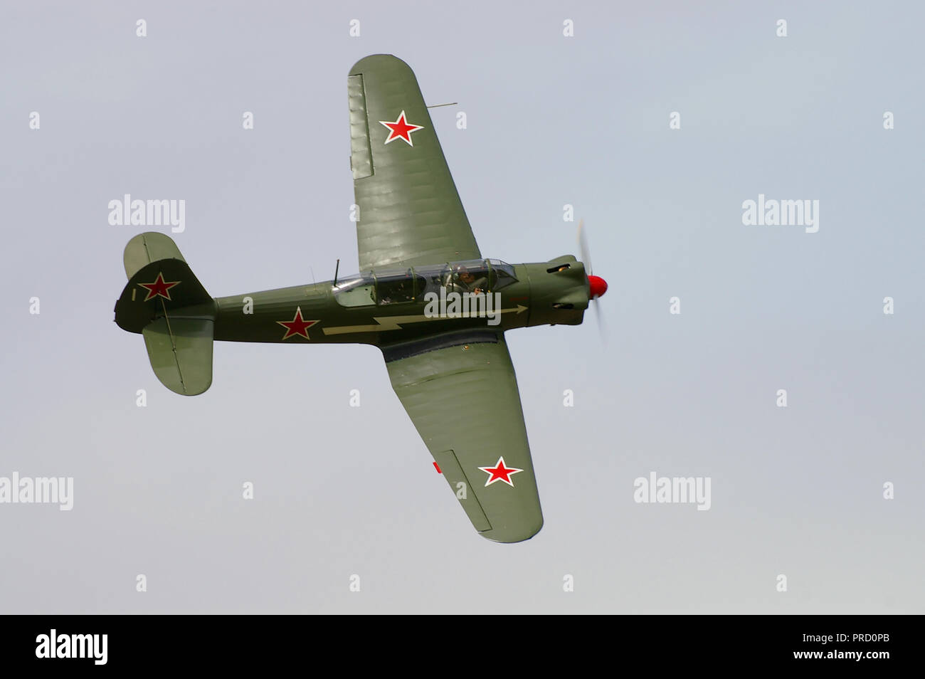 Yakovlev Yak-18 (nato il nome di reporting Max) due tandem-sede militare trainer primario piano aerei fabbricate in Unione Sovietica con stelle rosse Foto Stock