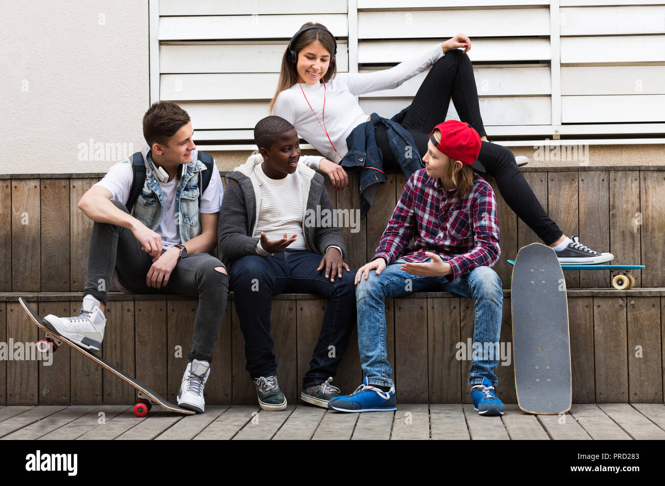 Felice ragazzi 12-17 anni di trascorrere del tempo insieme e parlare Foto Stock