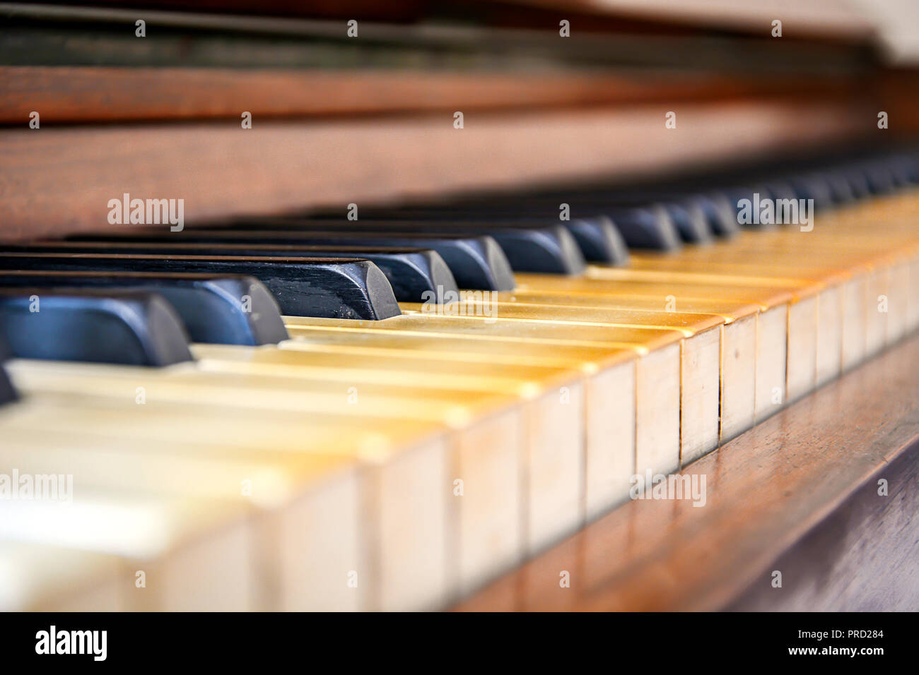 Vista ravvicinata delle chiavi di un antico pianoforte rovinato Foto Stock