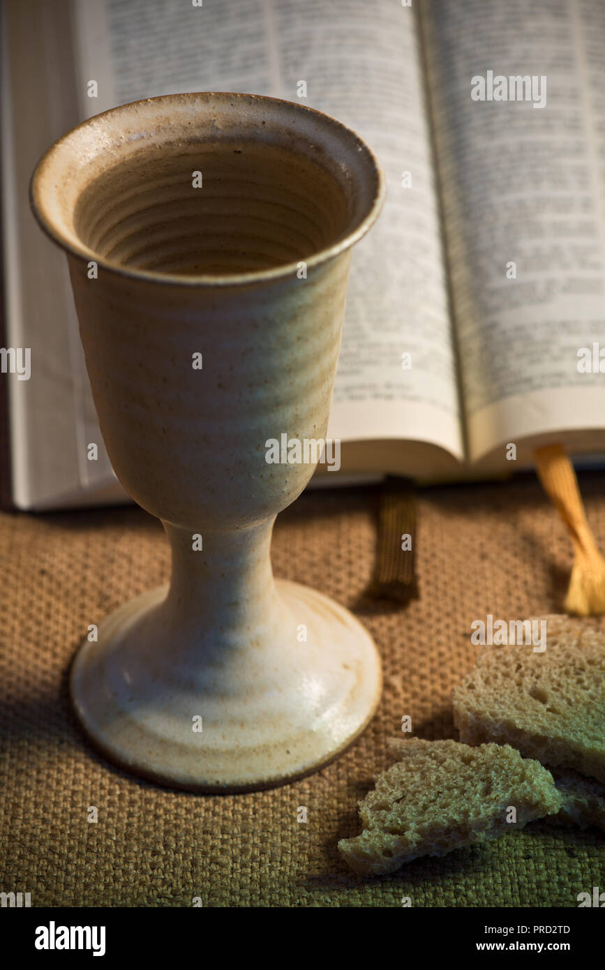 Un calice di vino, aprire la Bibbia e pane Foto Stock