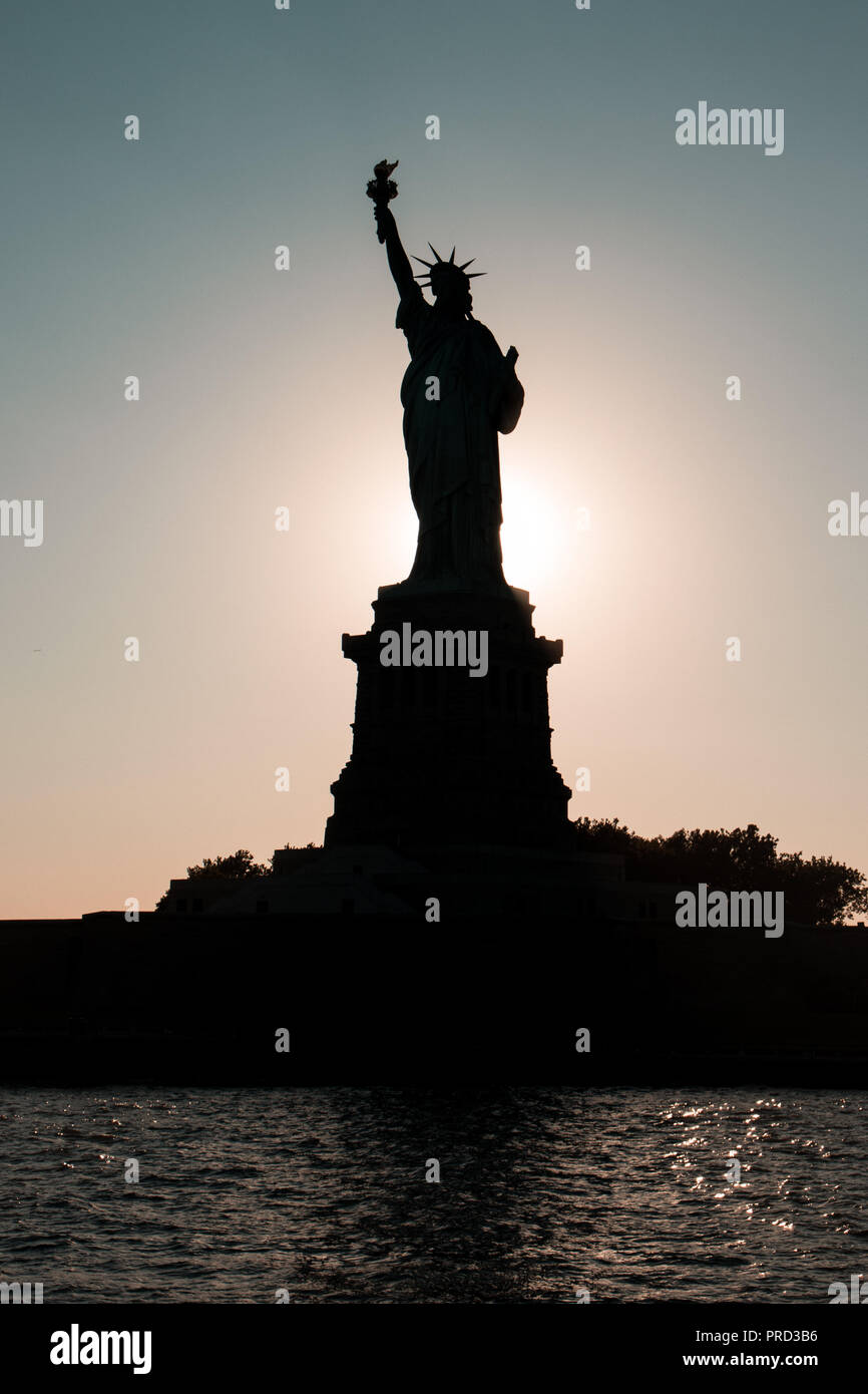 Silhouette della Statua della Libertà. Foto Stock