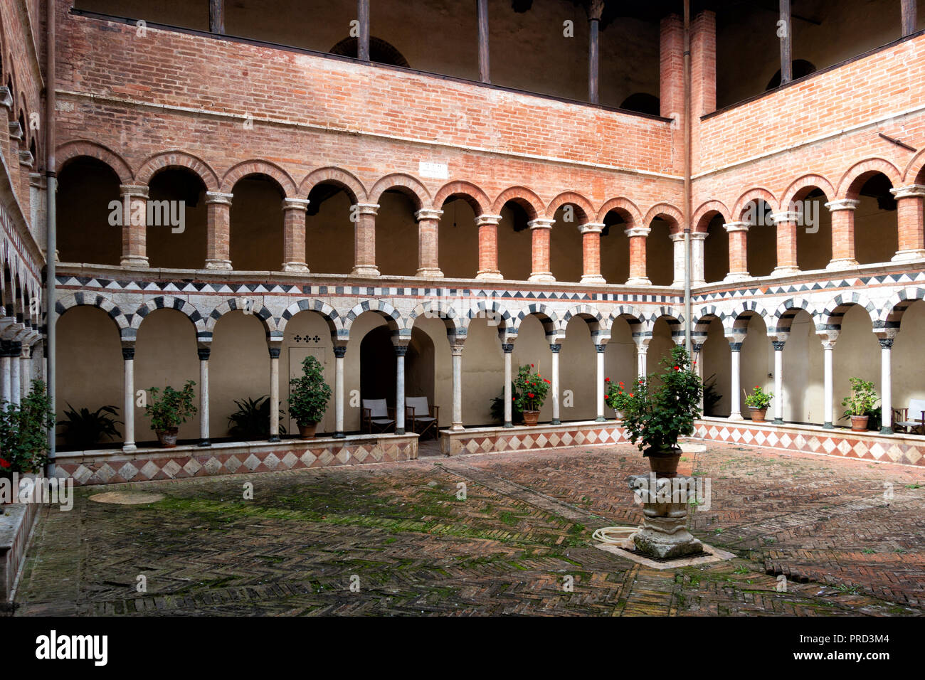 Il chiostro medievale del XIII secolo abbazia della Santissima Trinità e Santa Mustiola, Torri, Toscana Italia Europa Foto Stock