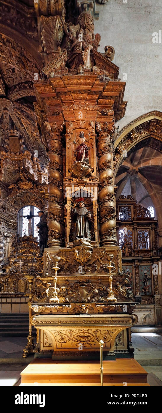 Porto, Portogallo - 23 Marzo 2015: dettaglio interessante dell'antica e monumentale chiesa di San Francisco, vedendo una parte del lavoro di legno, dorate, e così Foto Stock