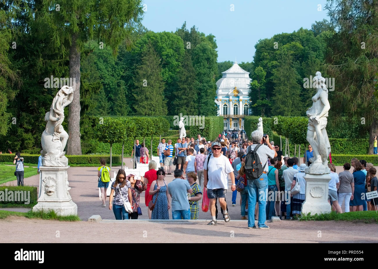 Carskoe Selo, - San Pietroburgo, Russia â?? Luglio 25, 2016: la gente a piedi sul vicolo e scattare foto di sculture di Catherine Park. Foto Stock