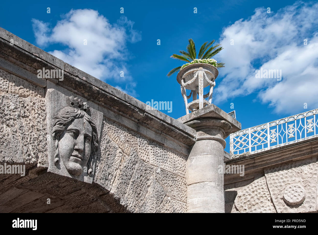 Carskoe Selo, San Pietroburgo, Russia - Agosto 22, 2018: la maschera di antiche divinità sopra l'arco della rampa vicino a Cameron Gallery Foto Stock