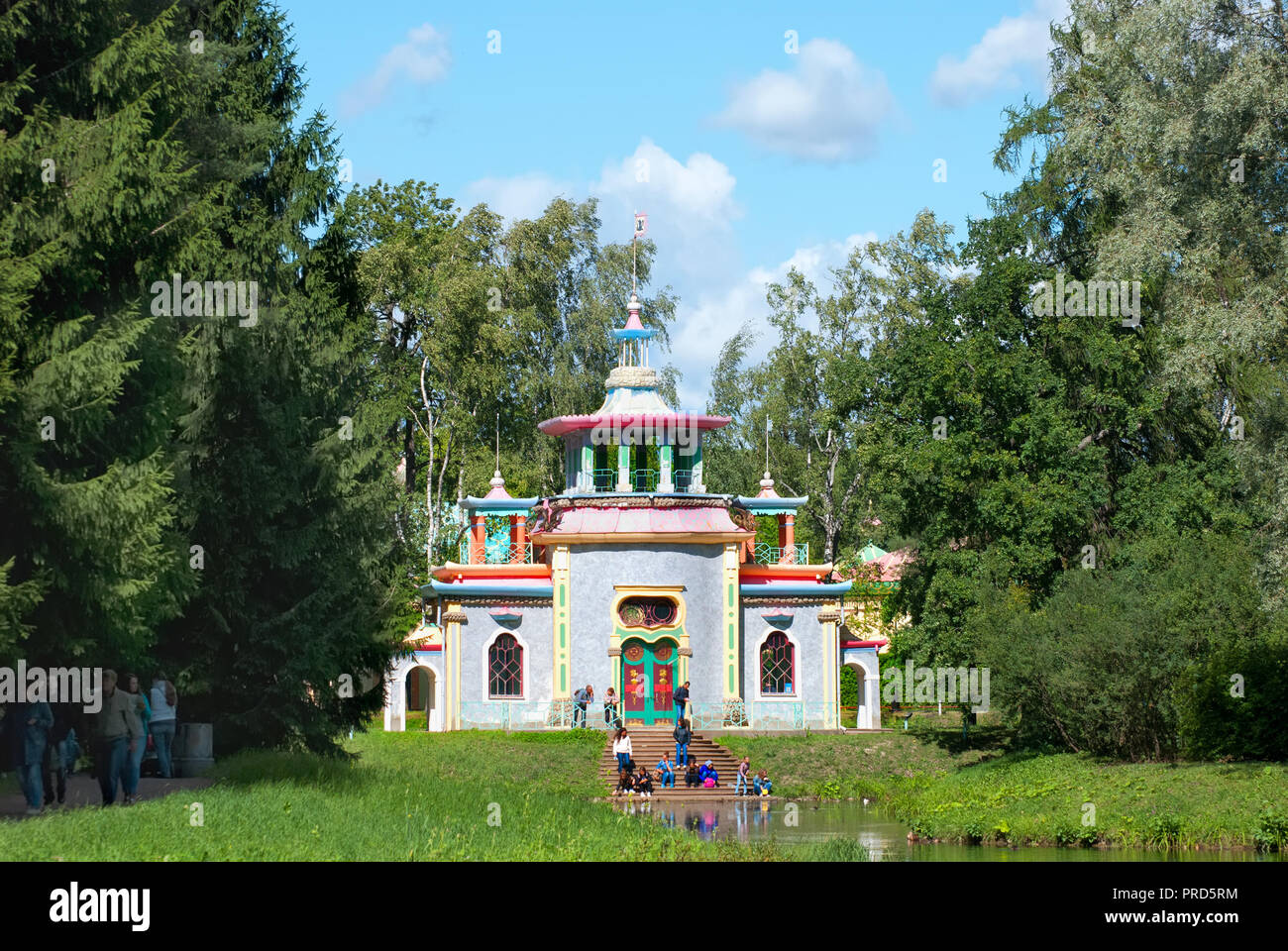 Carskoe Selo, San Pietroburgo, Russia - Agosto 22, 2018: la gente vicino Lo scricchiolio (Cinese) Summer-House in Catherine Park. Foto Stock