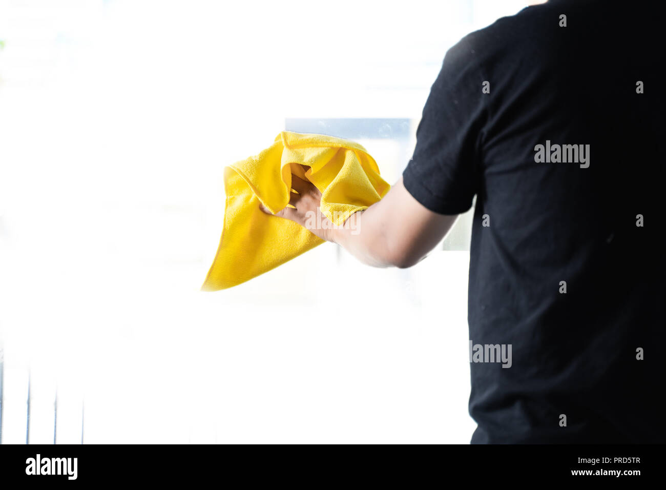 Impresa di pulizia concetto uomo pulizia dei vetri Foto Stock