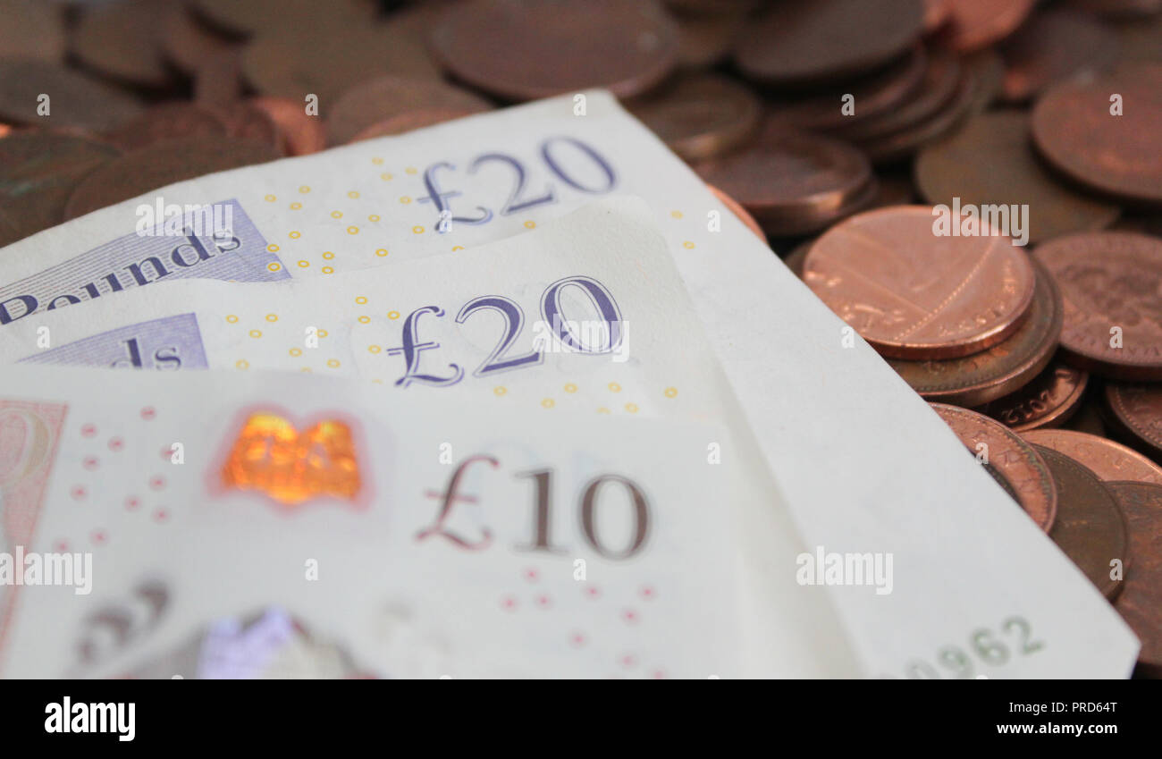 Valuta britannica dieci £10 e £20 banconote da venti libbre con monete di rame, denaro, sterlina Foto Stock