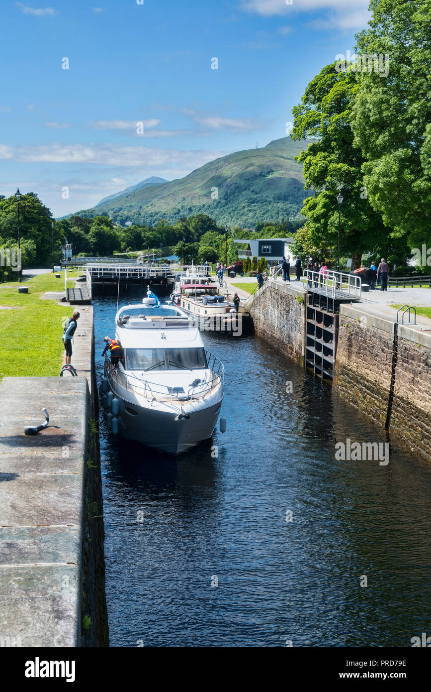 Il Caledonian Canal a Banavie, a Fort William, Neptunes scalinata serrature, regione delle Highlands, Scotland Regno Unito Foto Stock