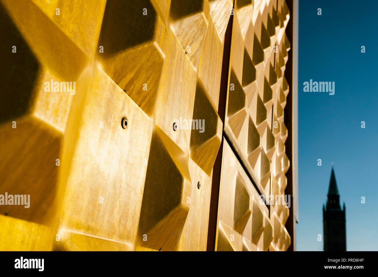 Berlino, Germania, Settembre 30, 2018: Close-Up della piramide Pattern rivestimento di facciata della Filarmonica di San Matteo la Chiesa in background Foto Stock