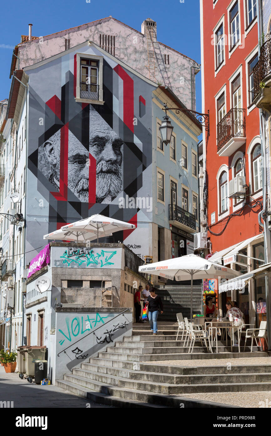 Popolare serie di scala esterna con caffè, Arte di strada e per lo shopping. Foto Stock