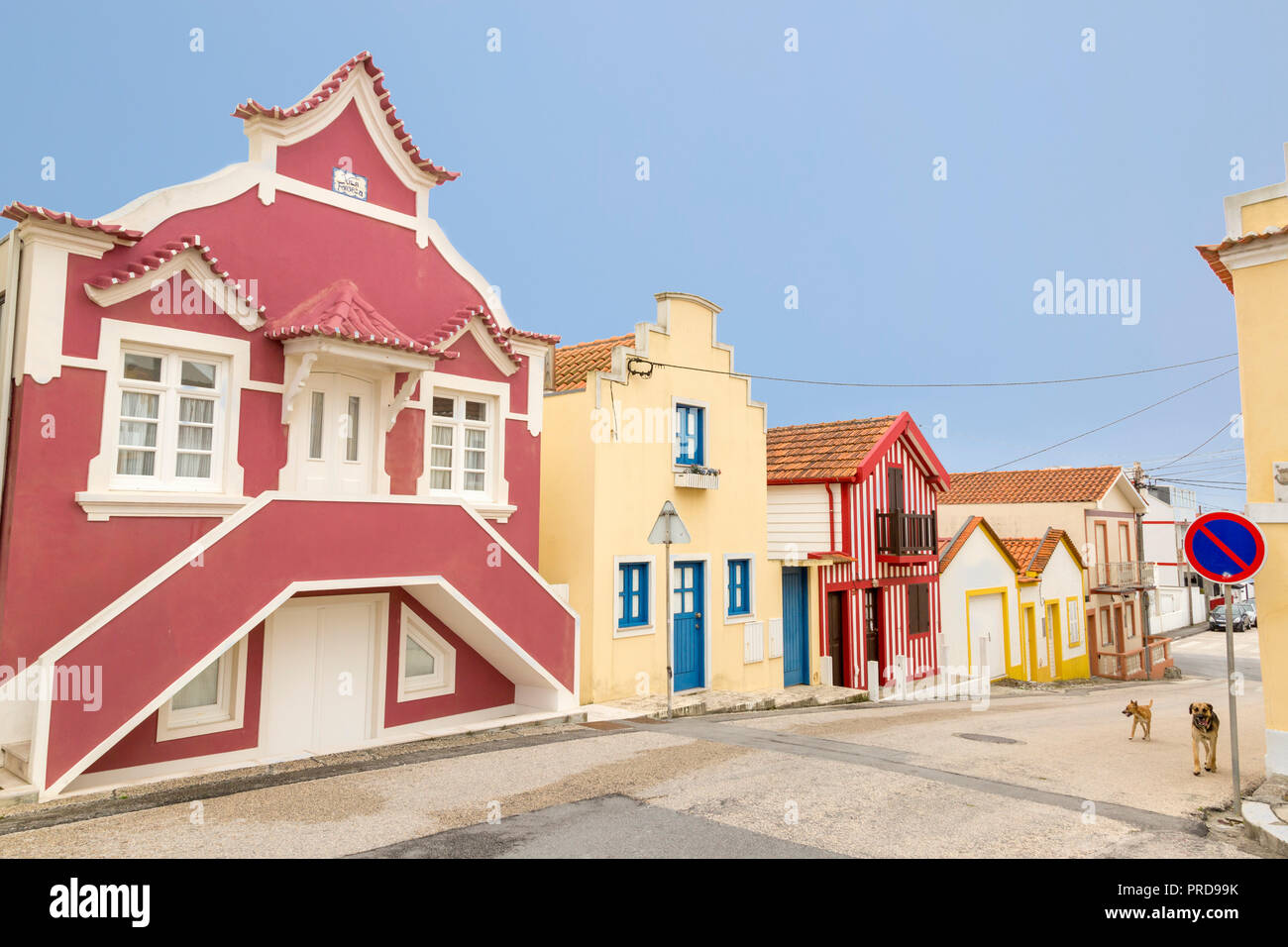 Fila di colorati e case a strisce su una strada, è tipico della città costiera di Costa Nova in Aveiro, Portogallo. Foto Stock