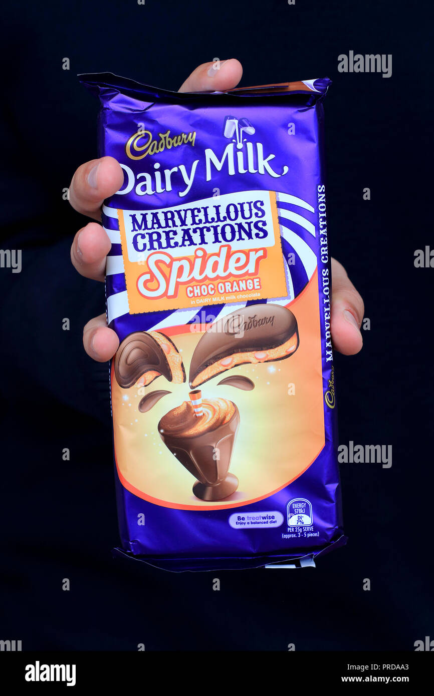 Cadbury meravigliose creazioni Spider choc orange chocolate bar su sfondo nero Foto Stock