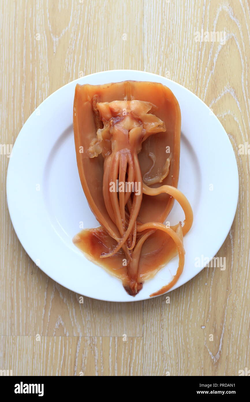 Close up imbevuto calamaro asciugato su piastra bianca Foto Stock