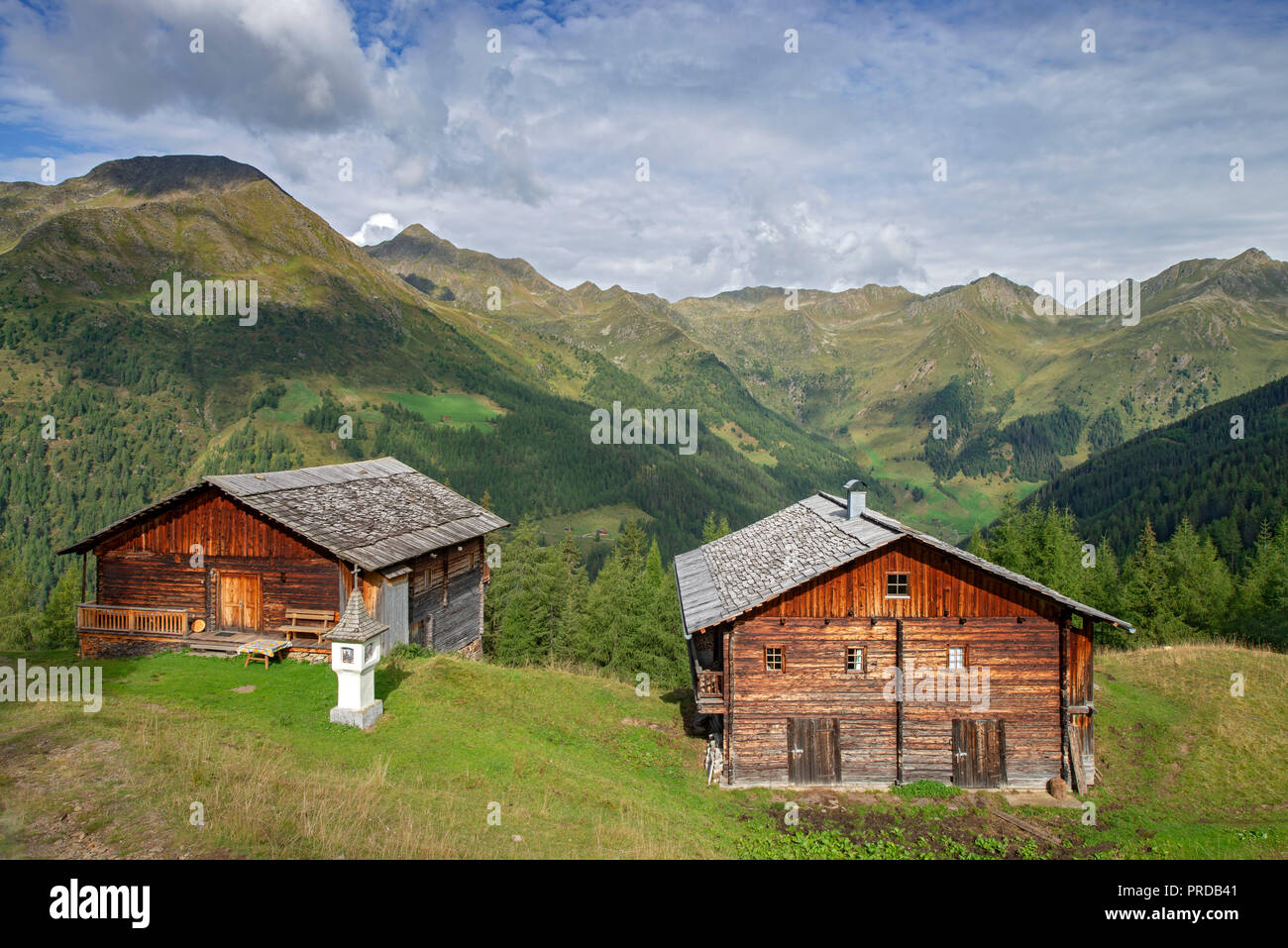 Karmelisenalm con colonna commemorativa per la prima guerra mondiale, Villgratental, Tirolo orientale, Austria Foto Stock