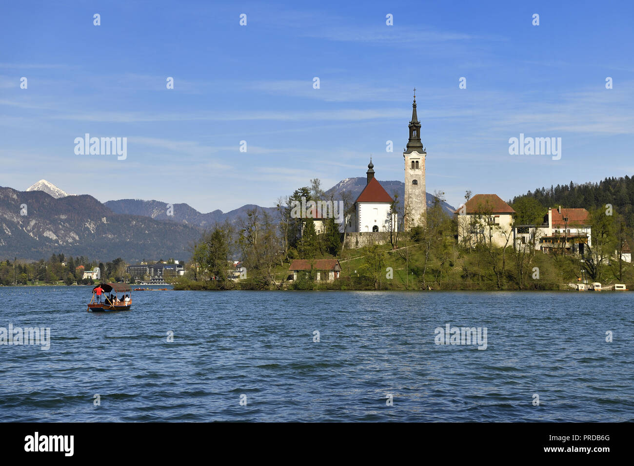 Isola Blejski Otok con la Chiesa di Santa Maria, il lago di Bled con escursione in barca, Bled, Slovenia Foto Stock