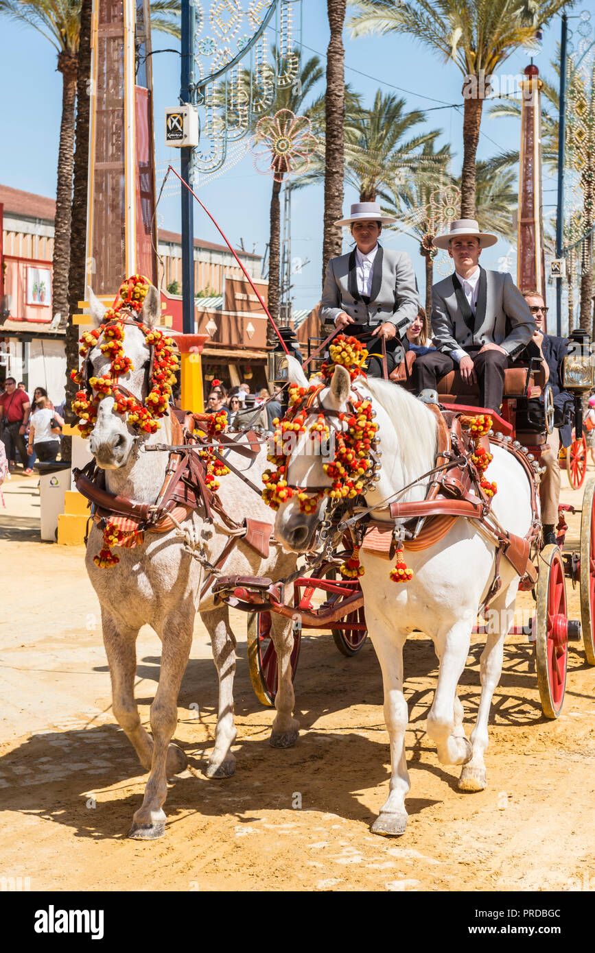 Gli spagnoli nel tradizionale abito festivo su decorate in carrozza, Feria de Caballo, Jerez de la Frontera Foto Stock