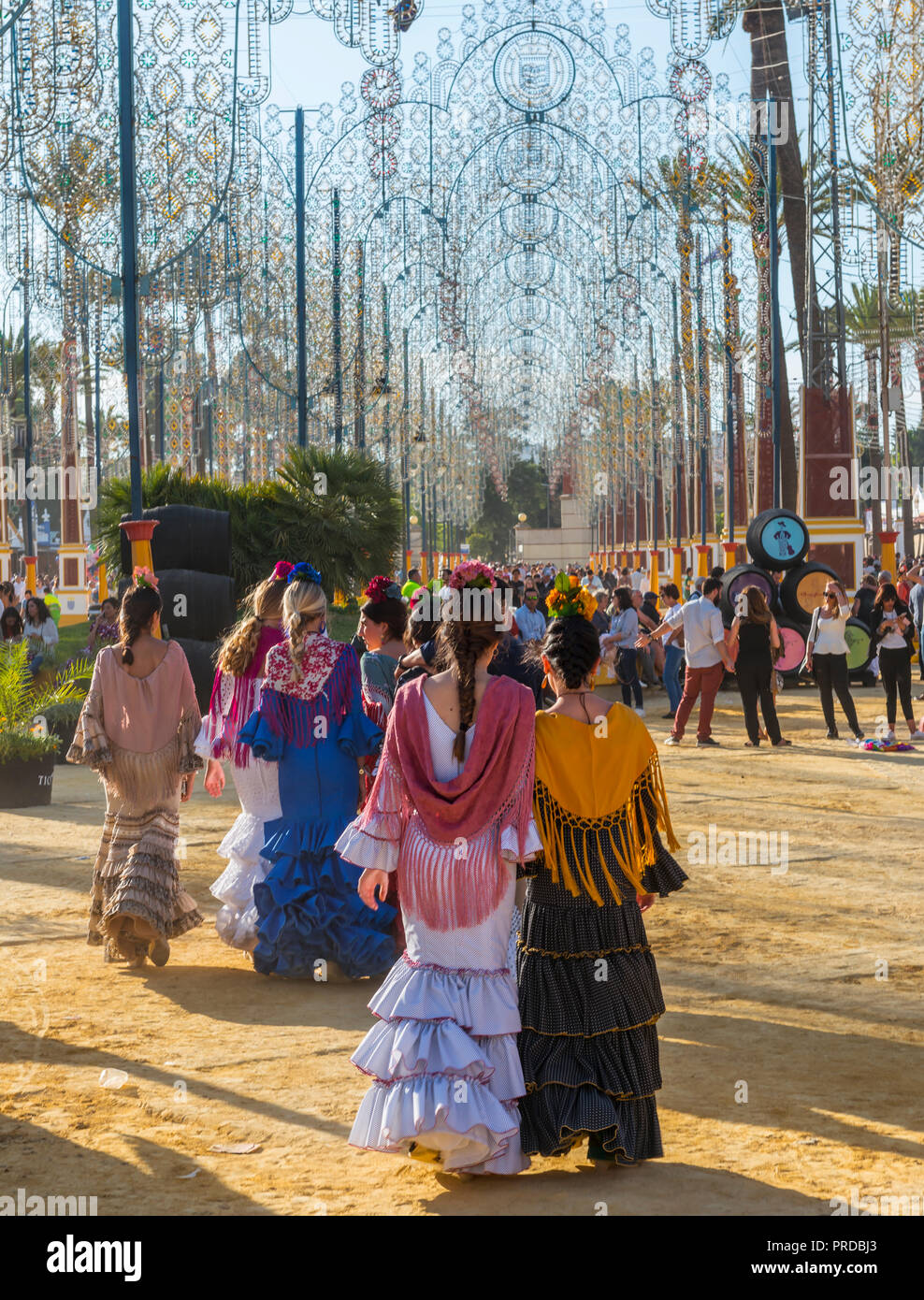 Gli spagnoli nel tradizionale abito festivo, flamenco abito, Feria de Caballo, Jerez de la Frontera, Cadice provincia, Andalusia Foto Stock