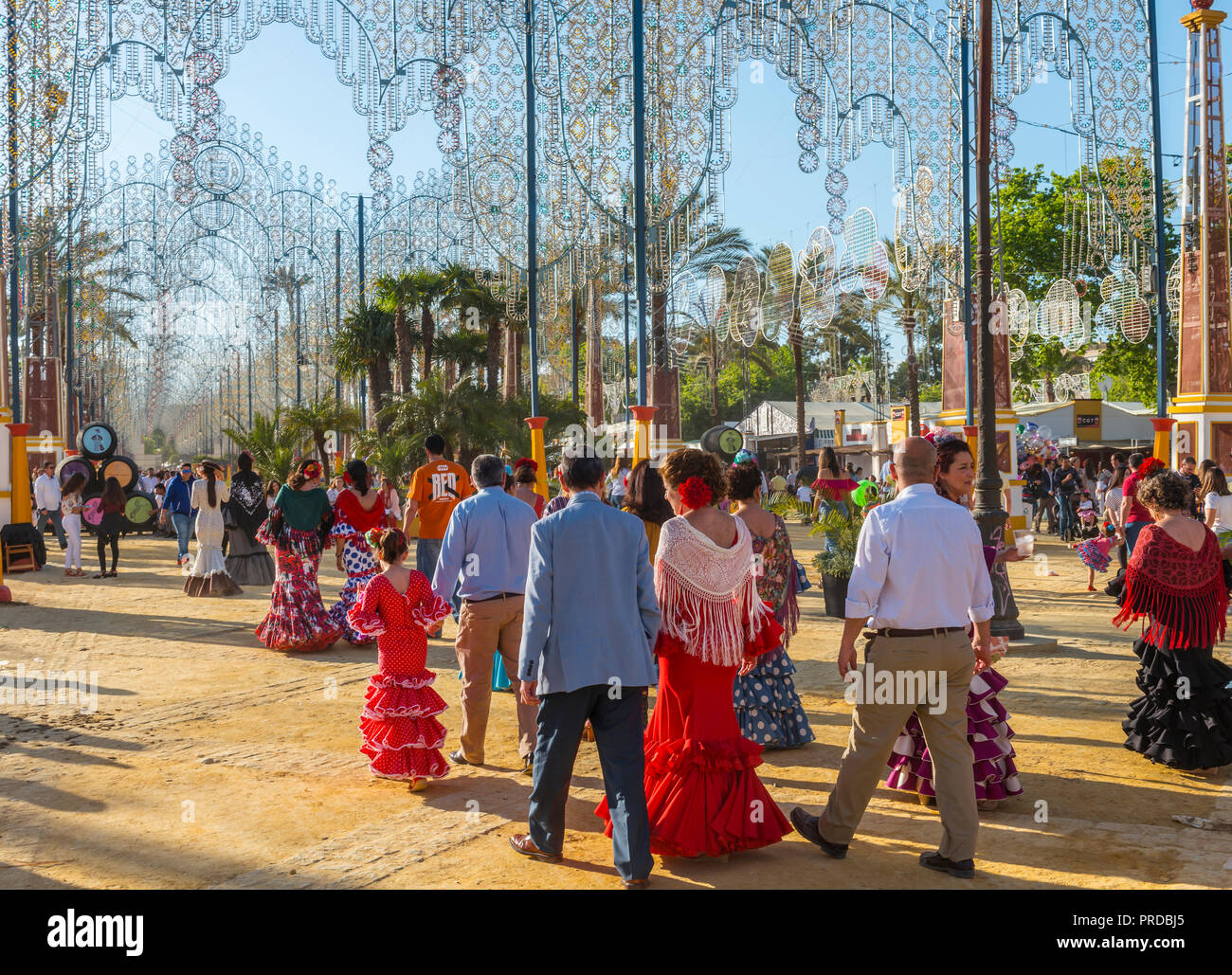 Gli spagnoli nel tradizionale abito festivo, flamenco abito, Feria de Caballo, Jerez de la Frontera, Cadice provincia, Andalusia Foto Stock