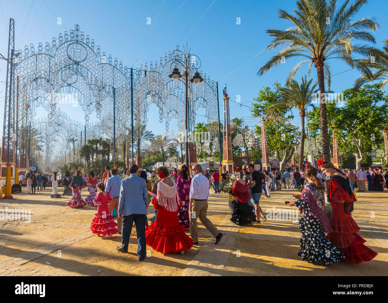 Gli spagnoli nel tradizionale abito festivo, flamenco abito, Feria de Caballo, Jerez de la Frontera, Cadice provincia, Andalusia Foto Stock