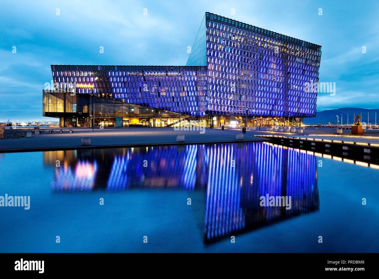 Illuminata Harpa Concert Hall al crepuscolo, Reykjavik, Islanda Foto Stock