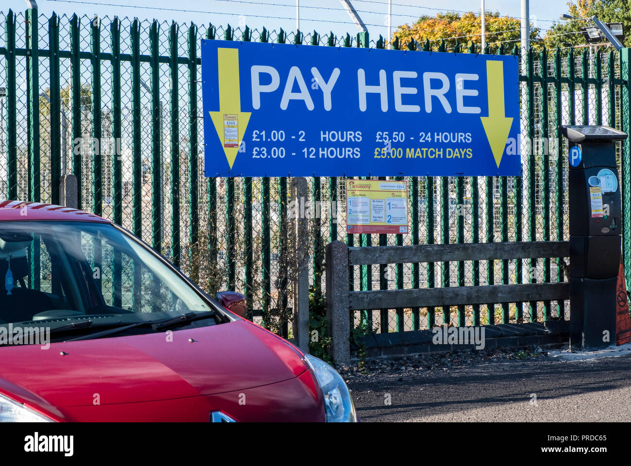 Pagare qui segno a una Parkonomy parcheggio auto a pagamento, Nottinghamshire, England, Regno Unito Foto Stock