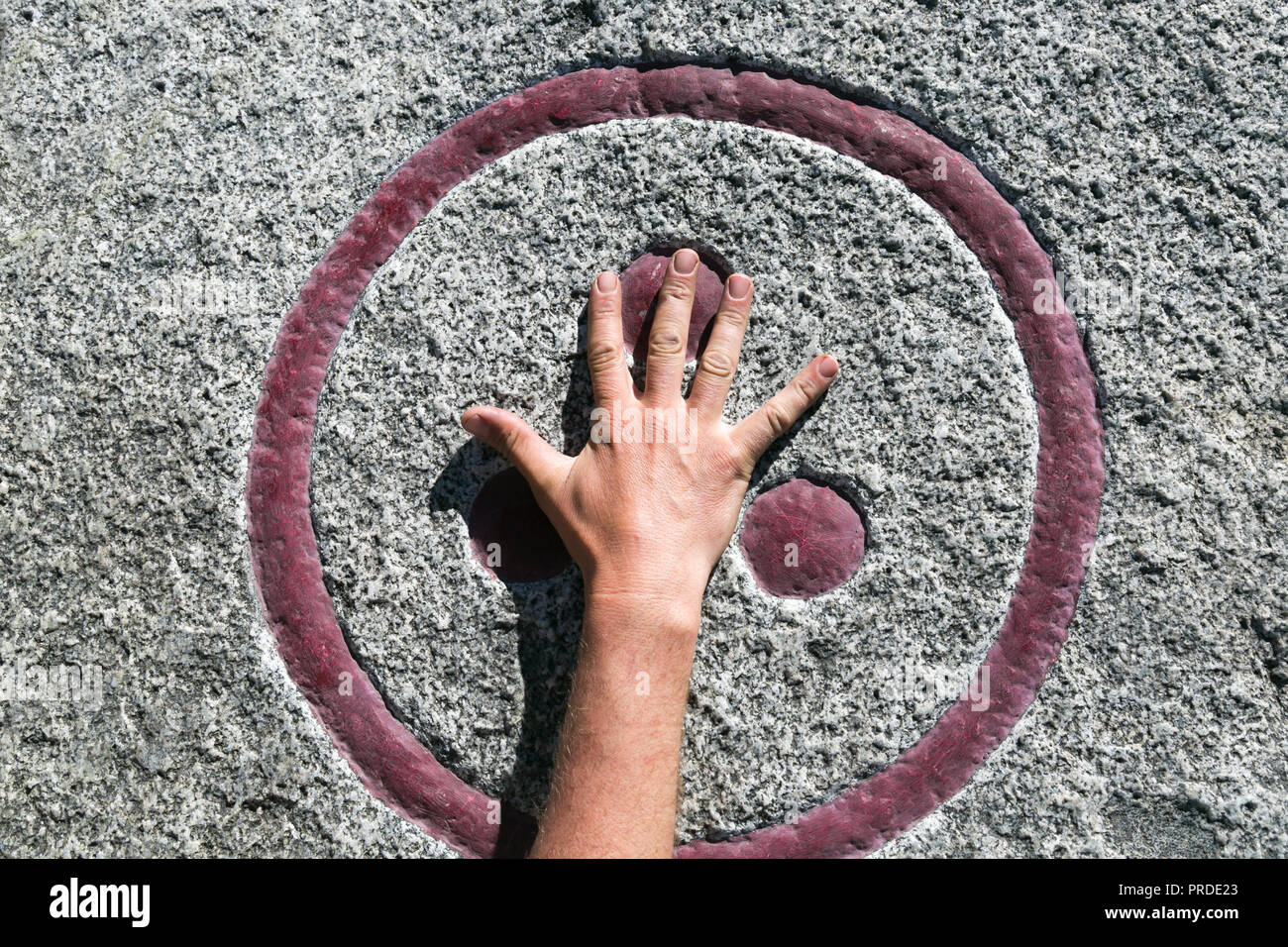 La mano dell'uomo corse il simbolo di pace e di civiltà extraterrestri. Foto Stock