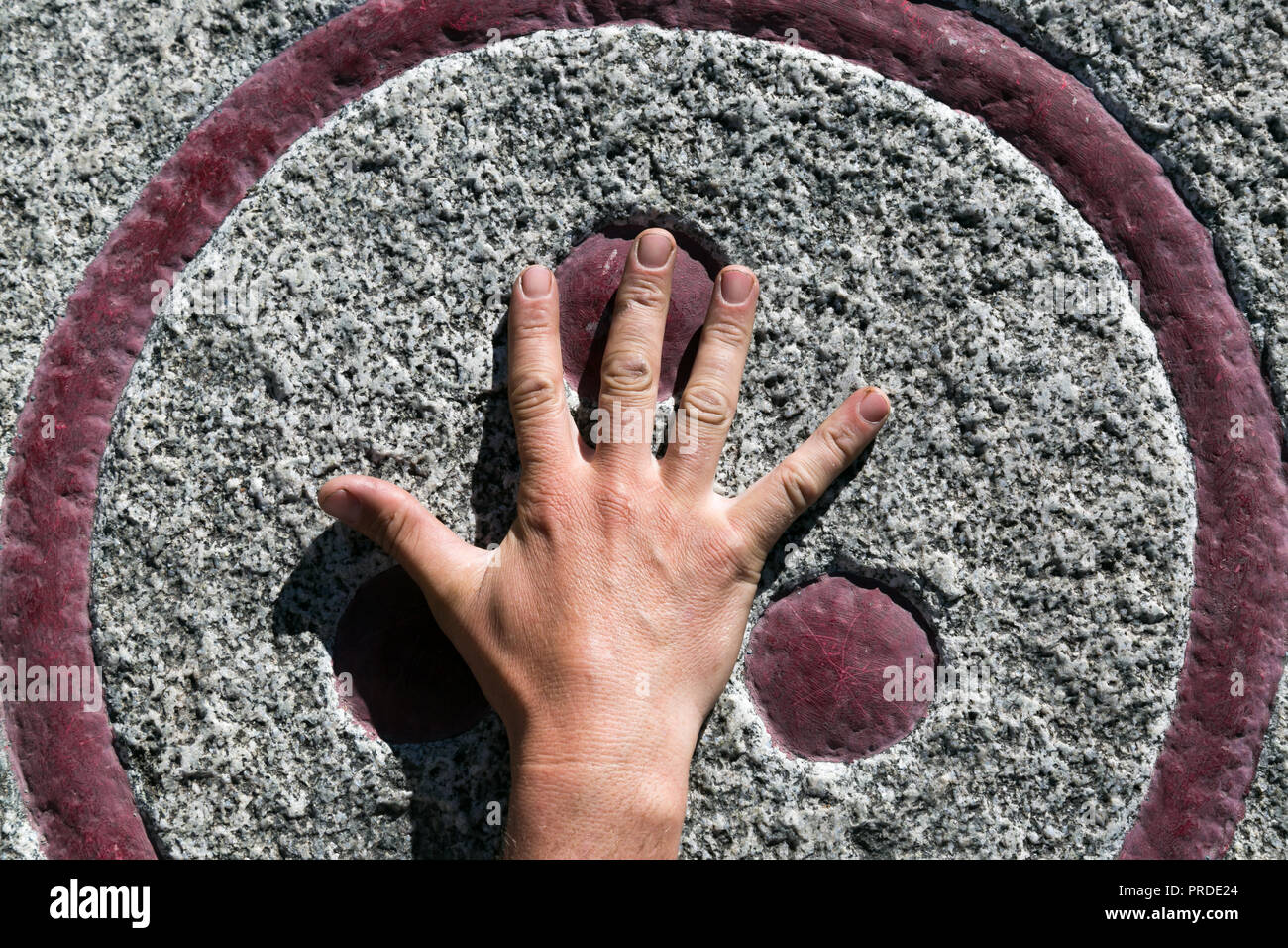 La mano dell'uomo corse il simbolo di pace e di civiltà extraterrestri. Foto Stock