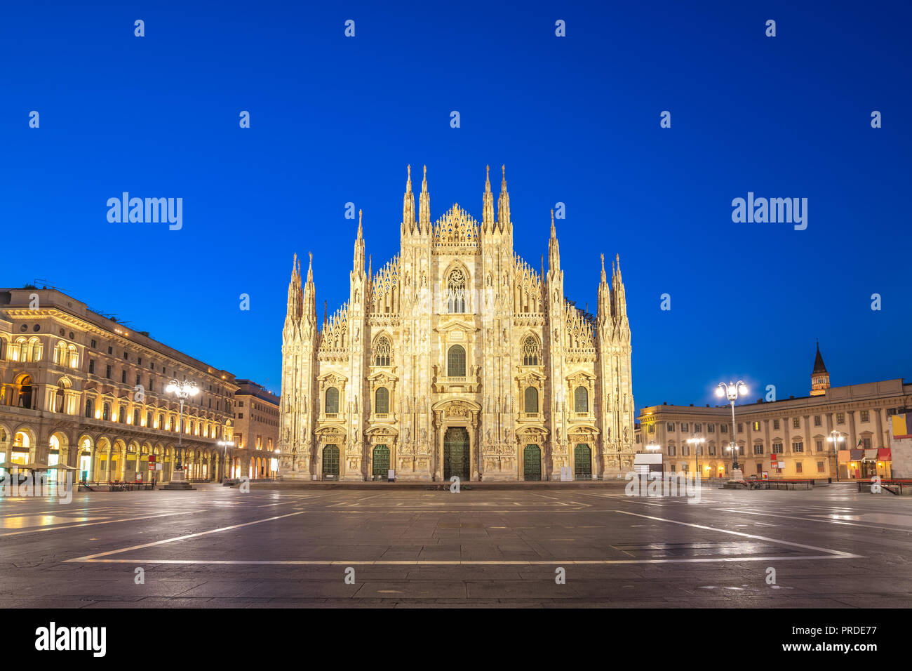 Milano Italia, notte dello skyline della città a Milano Duomo Foto Stock