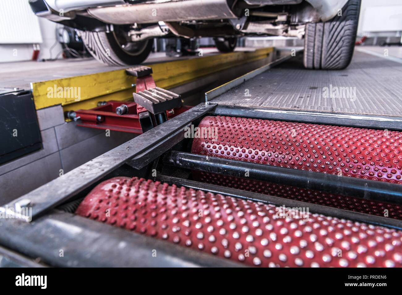 Sistema di frenatura di veicolo controllare usando il rullo del tester. Macchina di ispezione. Foto Stock