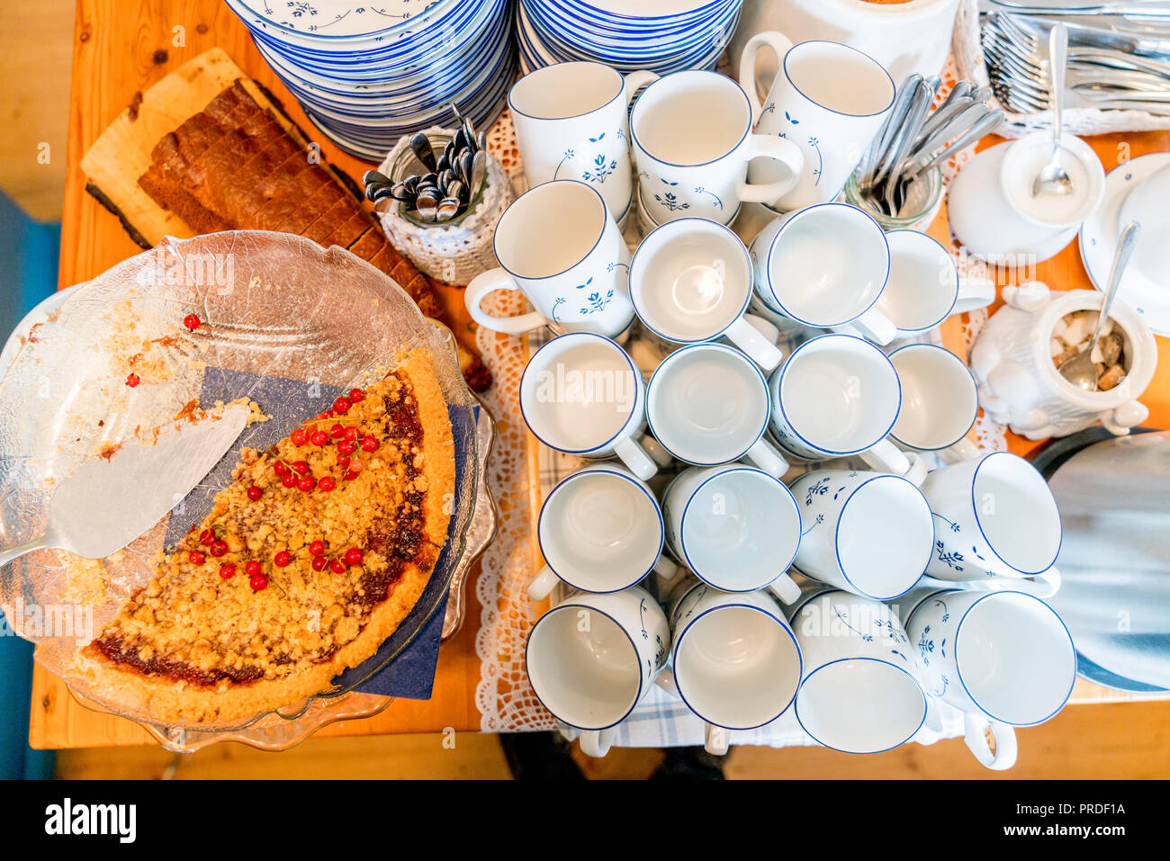Vista dall'alto di una torta e tazze da caffè. Foto Stock