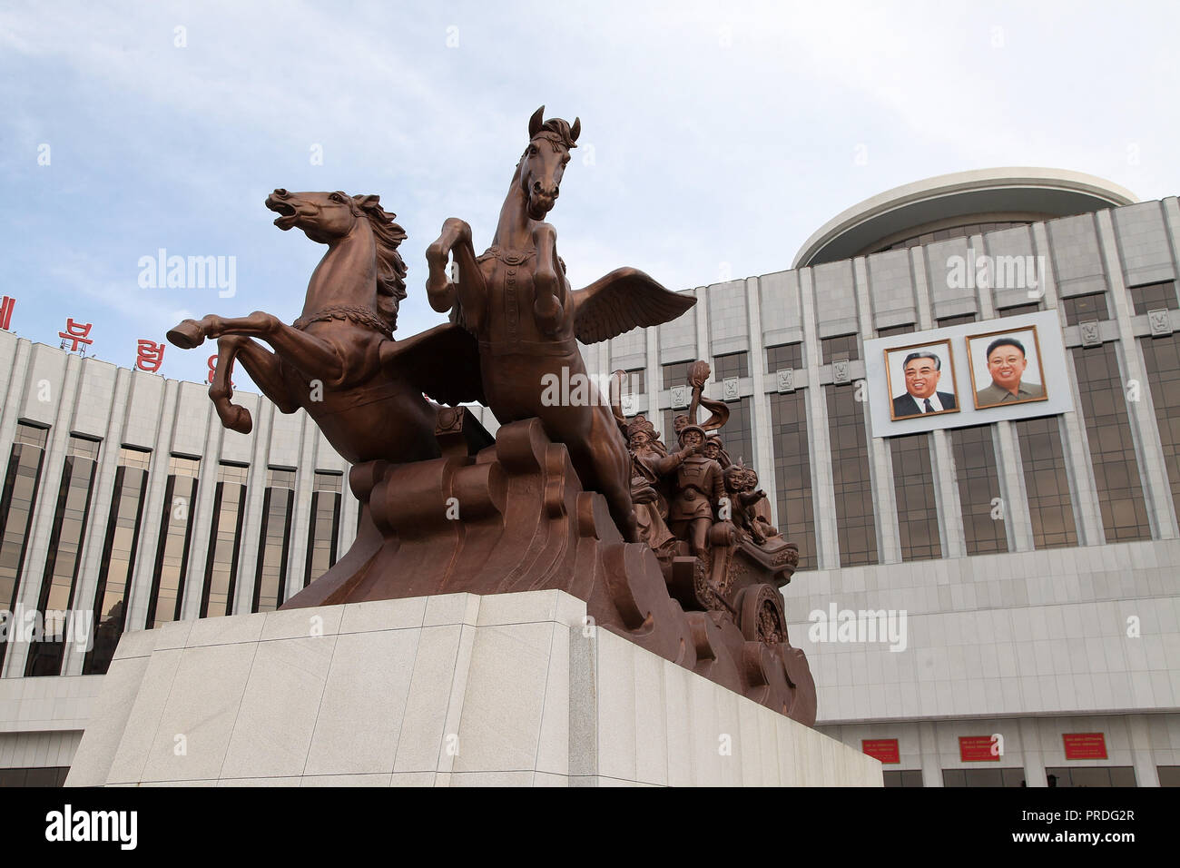 La scultura alla scuola Mangyondae Childrens Palace di Pyongyang Foto Stock
