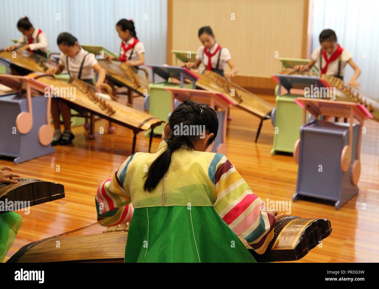 Lezione di musica al Mangyondae Childrens Palace di Pyongyang Foto Stock