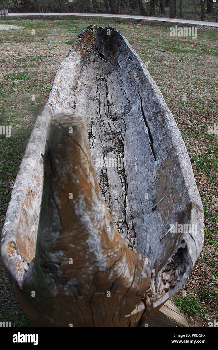 Mostra di una canoa dugout dei nativi americani al James River state Park, Virginia, USA Foto Stock