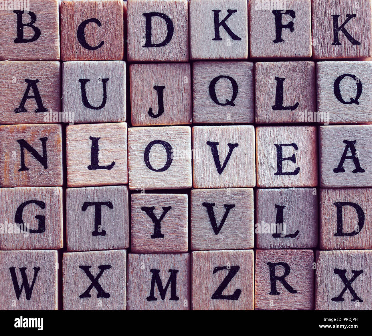 Evidenziato amore parola fatta di legno cubo ruvida lettere. Foto Stock