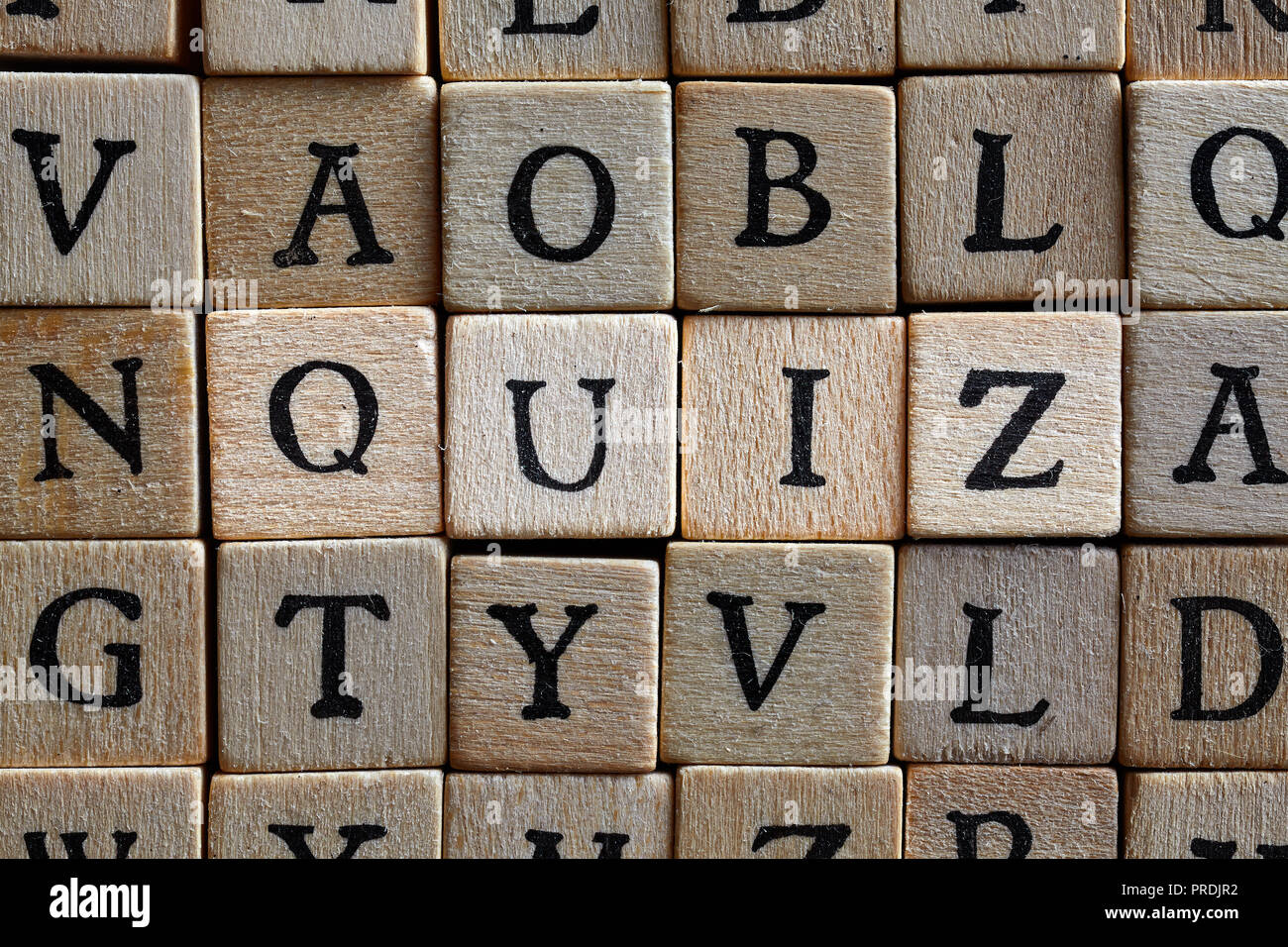 Quiz parola cubo di legno edificio a blocco la parola QUIZ Foto Stock