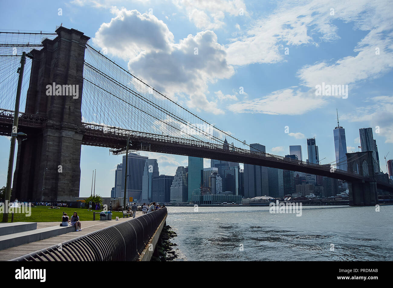 La città di New York, Stati Uniti d'America - Giugno10, 2017: vista del ponte Brroklyn una skyline di manhattan da DUMBO distretto con persone gustano in un parco pubblico Foto Stock