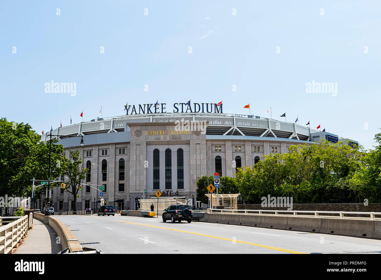 La città di New York, Stati Uniti d'America - 10 Giugno 2017: al di fuori della vista di Yankee Stadium nel Bronx, visto dal Macombs Dam Bridge Foto Stock