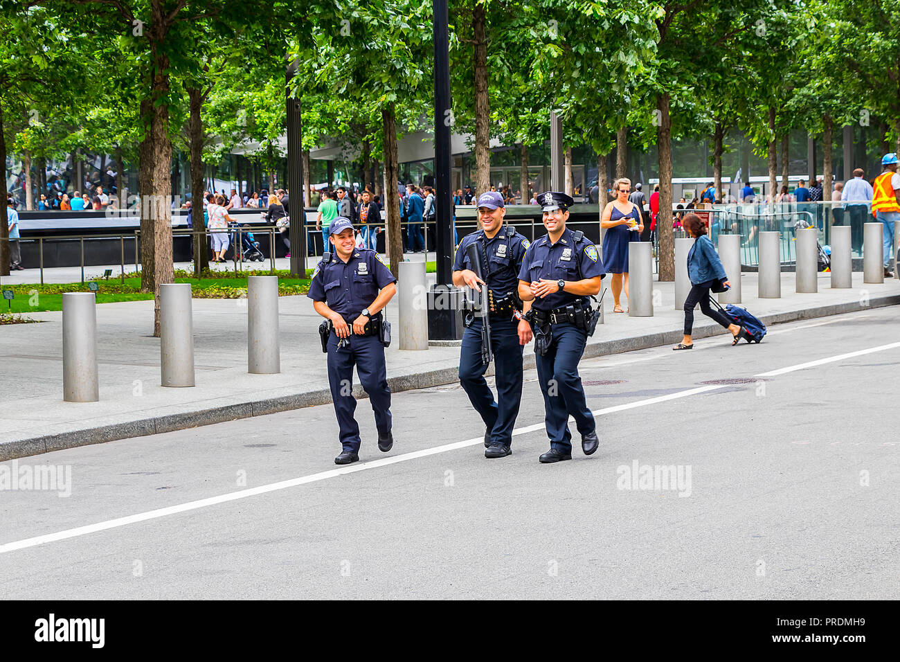 La città di New York, Stati Uniti d'America - 8 Giugno 2017: poliziotti armati pattugliano in una strada di Manhattan a New York City il 8 giugno 2017 Foto Stock
