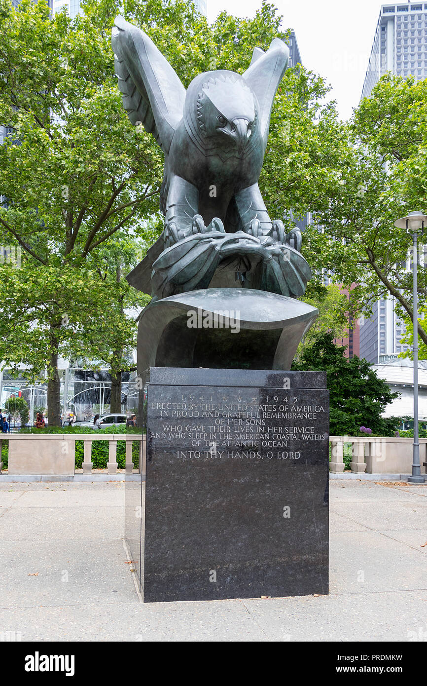 Battery Park, New York, giugno 8,2017. East Coast Memorial, l'aquila di bronzo, eretto in memoria dei morti in Atlantico durante la Seconda Guerra Mondiale Foto Stock