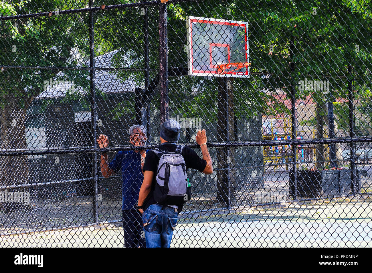 La città di New York, Stati Uniti d'America - 10 Giugno 2017: ad ovest la quarta via Tribunali, noto come "gabbia", sono un notevole pubblico luogo atletico per un appassionato di basket in Foto Stock
