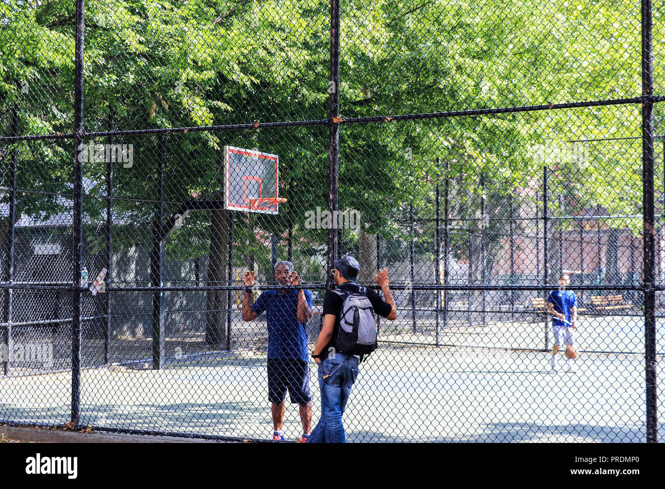 La città di New York, Stati Uniti d'America - 10 Giugno 2017: ad ovest la quarta via Tribunali, noto anche come "gabbia", sono un notevole pubblico sede atletica per basketbal amatoriale Foto Stock