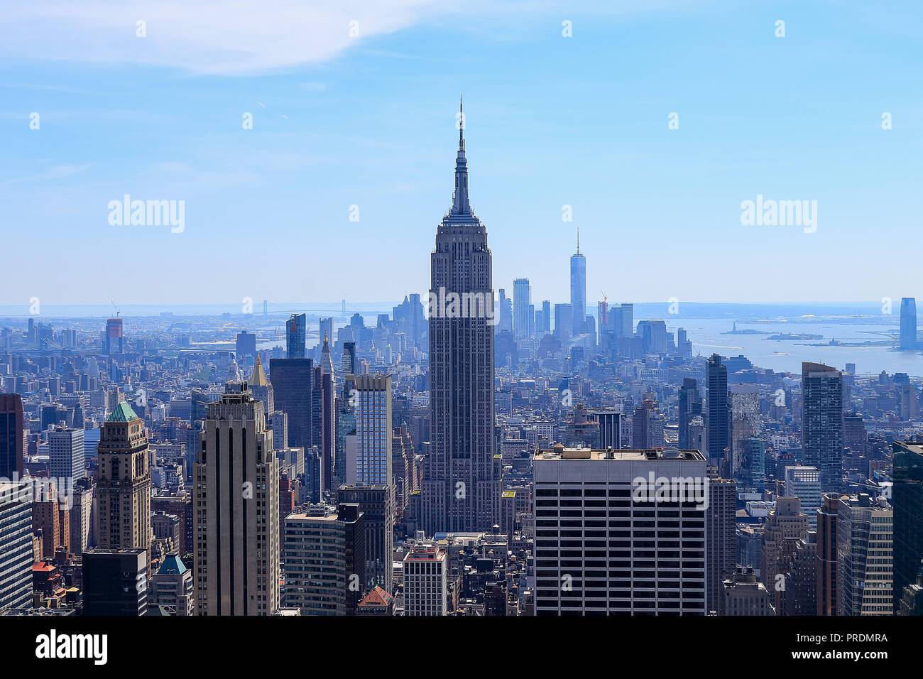 Vista aerea del centro cittadino di Manhattan con la statua della libertà nel punto di vista lontano, New York City Foto Stock