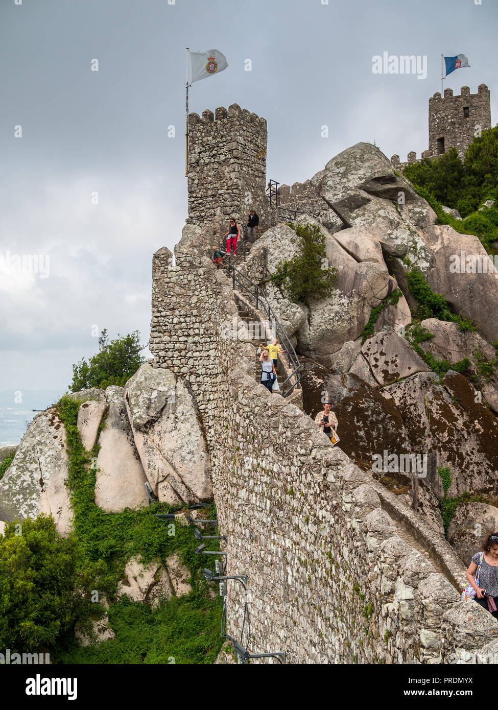 I turisti a piedi lungo Sintra il castello moresco pareti Foto Stock