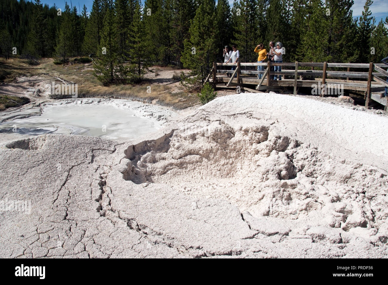 I turisti visualizza gli artisti Paintpots, gorgogliamento di una pozza di fango caldo, a sud di Norris Geyser Basin a Yellowstone Nat. Parco, Wyoming. Foto Stock