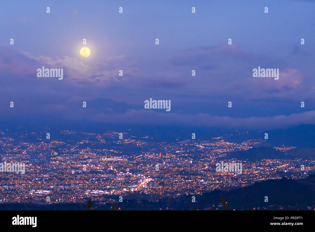 Luna splendenti sopra la città di San Jose, Costa Rica Foto Stock