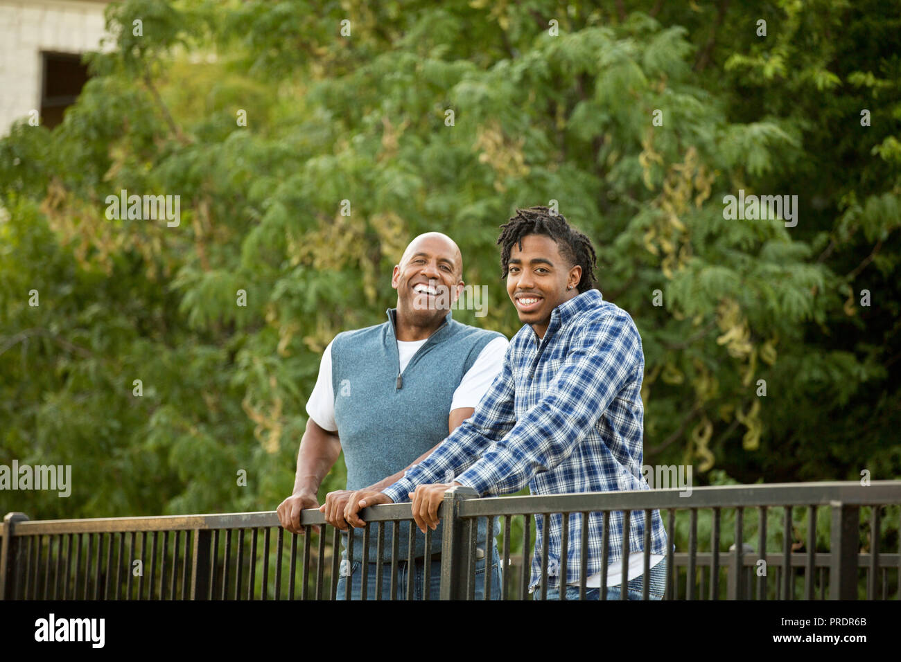 African American padre e suo figlio adulto. Foto Stock