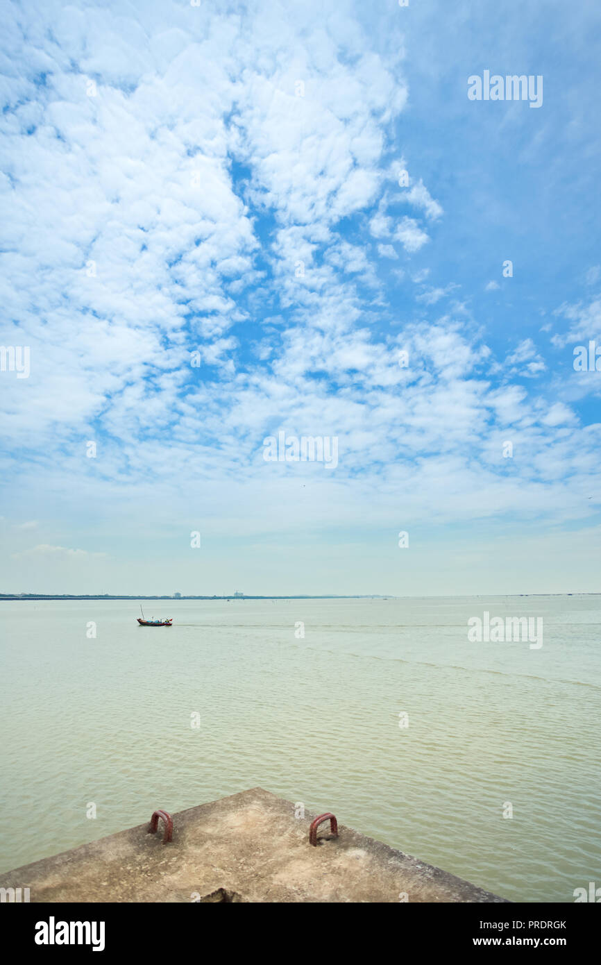 Nuvoloso cielo blu e il minimo di barca in Chonburi, Thailandia Foto Stock
