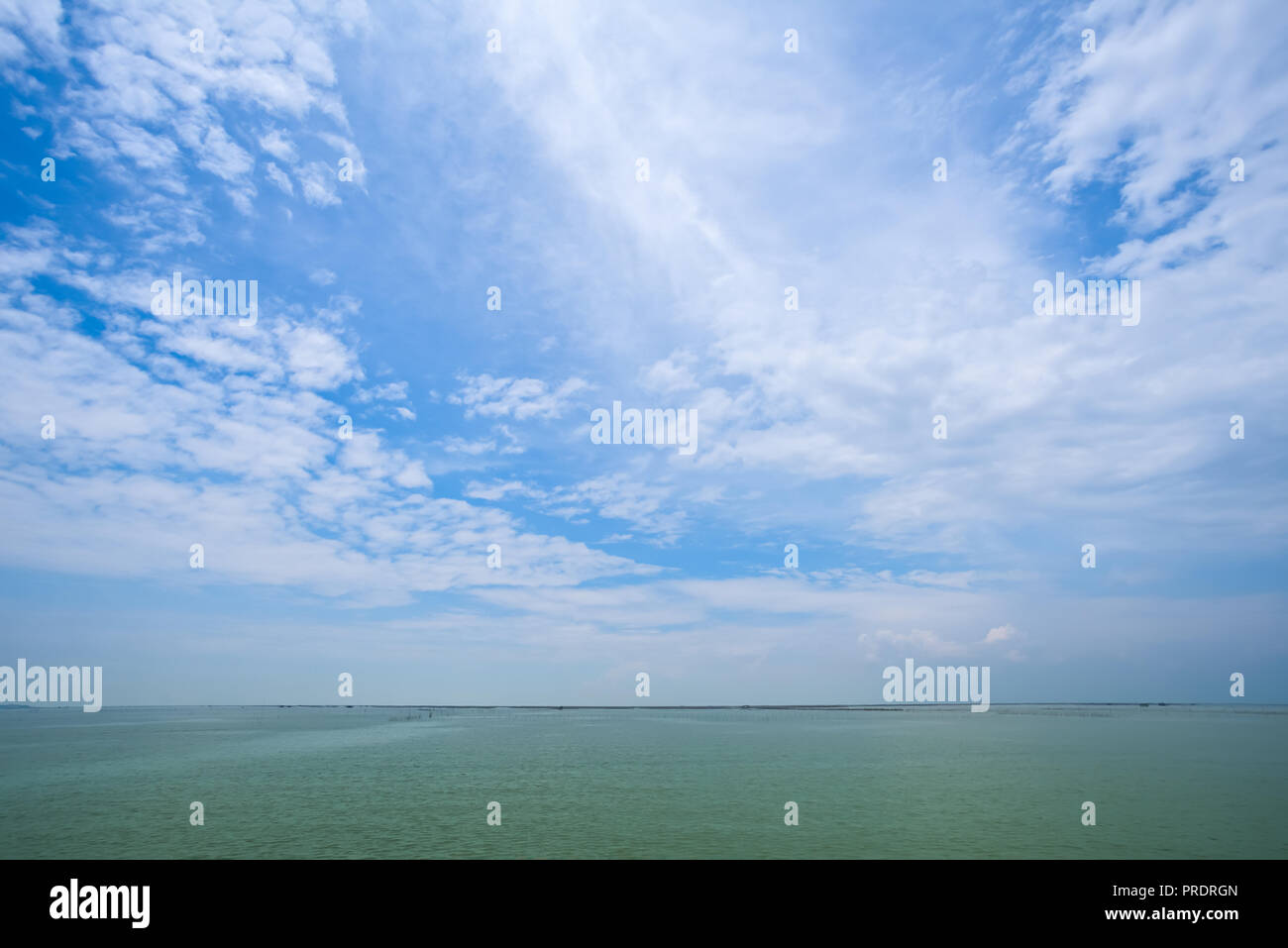 Nuvoloso blu del cielo e del mare al di sotto in Chonburi, Thailandia Foto Stock