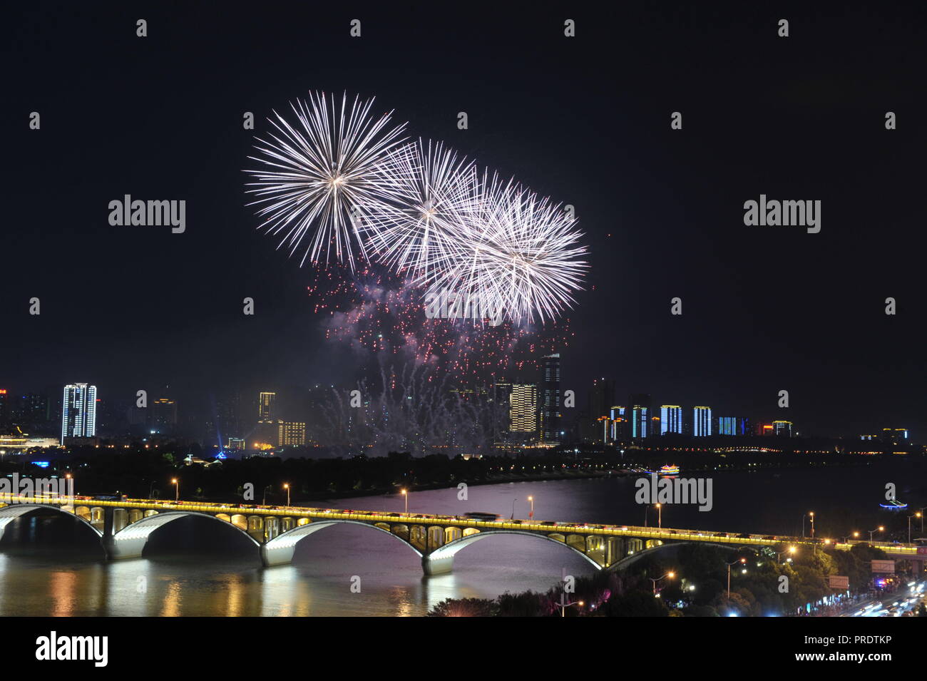 Changsha, provincia cinese di Hunan. 1 Ott 2018. Fuochi d'artificio sono visti durante la celebrazione della Cina della Giornata Nazionale, in Changsha, centrale provincia cinese di Hunan, 1 ottobre, 2018. La gente celebra il 69º anniversario della fondazione della Repubblica popolare cinese il lunedì. Credito: lunga Hongtao/Xinhua/Alamy Live News Foto Stock